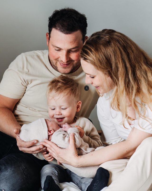 Sommige momenten wil je nooit vergeten: de kleine voetjes van je pasgeboren baby, hoe het voelt als je baby in je armen in slaap valt en de liefde die je vanaf dat moment al voelt. Voor later - niet alleen voor jullie als ouders, maar ook juist voor je kindje.   Hoe bijzonder is het om een tastbare herinnering te hebben van de kraamtijd? Van de periode waarin jullie voorzichtig wennen aan jullie nieuwe leven en eindeloos kunnen kijken naar die kleine, schattige teentjes.  Deze shoot was voor mij extra bijzonder. Samen met Noortje volgde ik tijdens onze zwangerschap mamabootcamp bij @langlevenmama. Hoe leuk om zo haar kleine baby’tje al zo snel te ontmoeten?  Nieuwsgierig naar de mogelijkheden voor een newborn shoot? Stuur me vooral een DM!  #familyphotographer #newbornshoot #fotograafvessem #vessem #fotograafeindhoven #babyshoot #gezinsshoot #femaleframes #kraamtijd #wijzijnzwanger #zwangerschapsaankondiging #newbornshoot