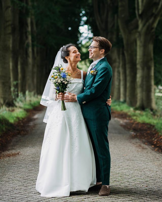 Vandaag wat kiekjes van een wel heel bijzondere bruiloft! Want toen Ayla net twee maanden oud was, trouwden mijn zus en schoonboer. En hoewel ik daar natuurlijk gewoon als gast wilde zijn, maakten we in 15 minuten toch een paar kiekjes samen. En dat laat meteen weer zien: een shoot hoeft niet ellenlang te duren. Sterker nog, als je maar foto’s op één locatie hoeft, zijn 15 minuten genoeg!  #trouwfotograaf #korteshoot #trouwen2023 #trouwenbladel #trouwfotograafeindhoven #fotograafvessem #trouwenindekempen #femaleframes