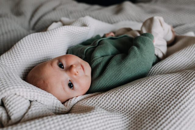 Nu ikzelf moeder ben, vind ik het ineens nog zo veel bijzonderder om andere gezinnetjes en stellen vast te leggen. Ik besef zo veel meer hoe snel de tijd gaat. Hoe mooi het is om vast te leggen hoe je baby is, en hoe jullie samen zijn.  En extra leuk: als die baby’s bijna even oud zijn als je eigen dochter. Dat je ziet hoe elke baby anders is: de ene sneller lacht en mega wimpers heeft, de ander alleen in slaap valt tijdens het horen van je stem en al echte wenkbrauwen heeft, en weer een al de nacht doorslaapt maar nog volledig kaal is. Dat je van een afstandje kan zien hoe liefdevol ouders zijn, en dat je tijdens het schieten gewoon al wéét hoe ontzettend waardevol deze foto’s later gaan zijn.  #newbornshoot #fotograafvessem #baby #familiefotograaf #gezinsfotograaf #zwanger2023