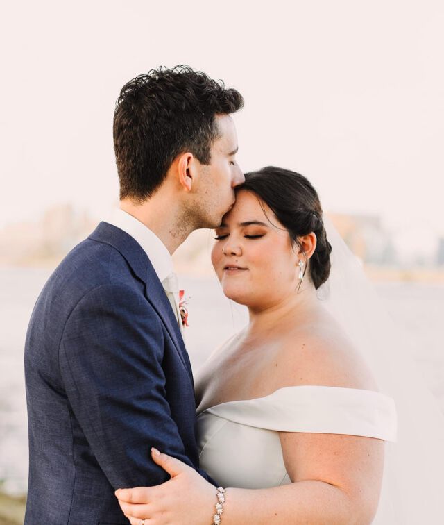 Ruim een jaar geleden trouwden Joris & Marie, en toen ik dat ineens in mijn agenda zag besefte ik dat dat een van de vele bruiloften is waar ik hier nog niet eens over gedeeld heb. En dat terwijl het zo’n mooie herfstbruiloft was! Shooten tussen de gekleurde bladeren en oranje besjes (zie foto #5), een ceremonie waarbij ik zelfs een traantje wegpinkte en sowieso een feestje om bij te mogen zijn en dit superlieve stel te leren kennen! 🧡  #herfstbruiloft #trouwfotograaf #trouwfotograafgezocht #trouwenin2024 #oktoberbruiloft #theperfectwedding #fotograafvessem #trouwfotograafhaarlem #trouwfotograafbeverwijk